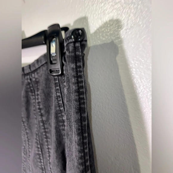 Larry Levine 8P, stretch pleated skater style, black acid wash, midi denim skirt - Picture 4 of 8